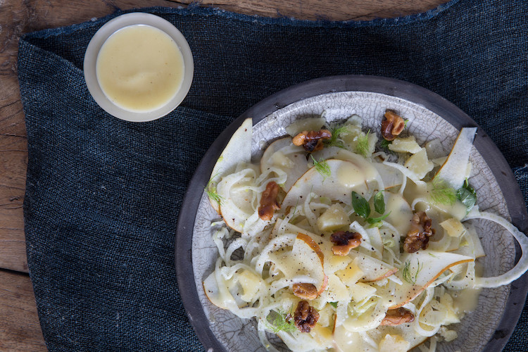 Ensalada de Hinojo y Manzana. A seasonal fall salad made with fennel, Mahón cheese, apples, walnuts, and a citrus vinaigrette. The perfect starter for Thanksgiving.